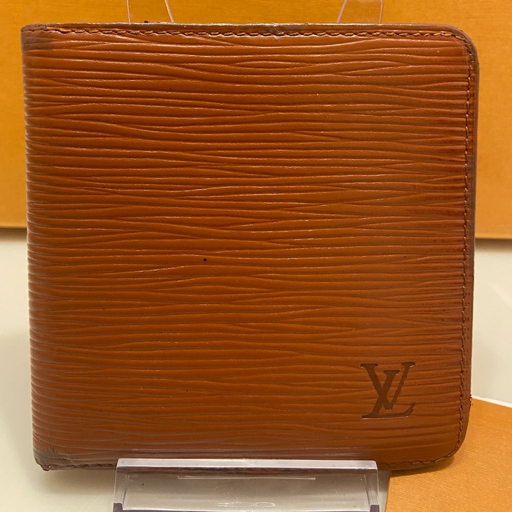 AUTHENTIC!! Men’s Louis Vuitton Epi Portefeuille Marco. Luxury Designer